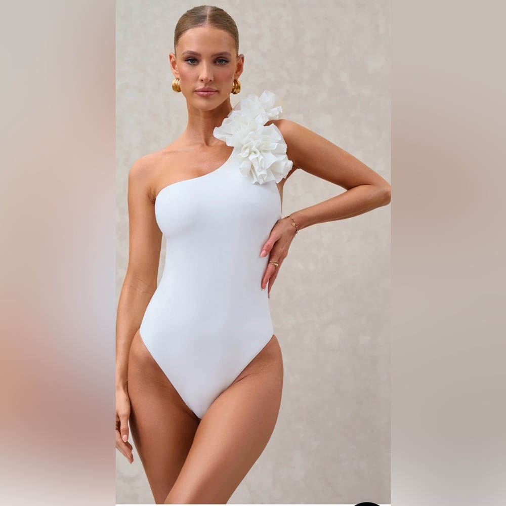 WHITE ONE-SHOULDER FLORAL SWIMSUIT